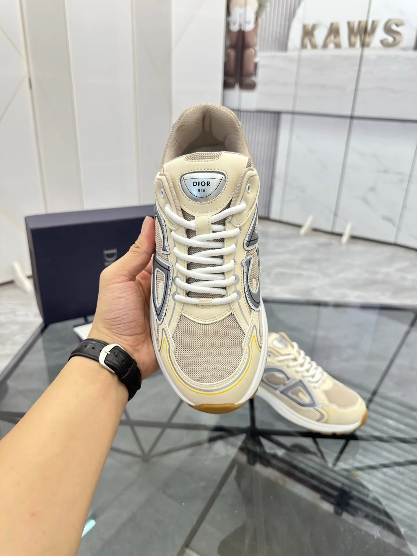 Men's shoes: 💰P400¥ Available in Guangzhou Product trademark: Dior* "Dior*" low-top casual shoes Regular size: 35-46 (can be customized to 47) Couple style Product materials: Upper imported cowhide stitched with original fabric, breathable lining, ultra-light foam original outsole. No.: 007